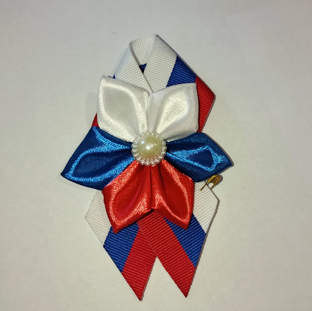 Значок Брошь-3D 'Цветок триколор с жемчужиной' на ленте триколор